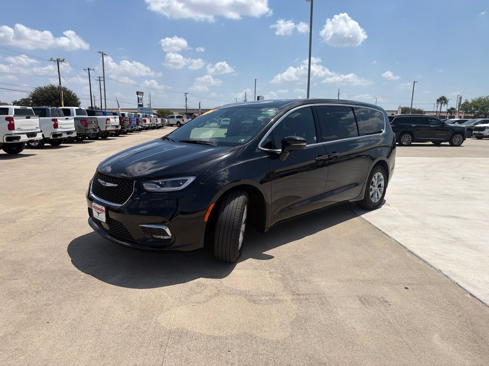 Used 2026 Chrysler Pacifica Limited FWD image 3