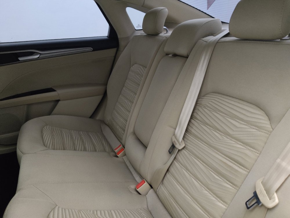 Used 2016 Ford Fusion SE FWD image 18