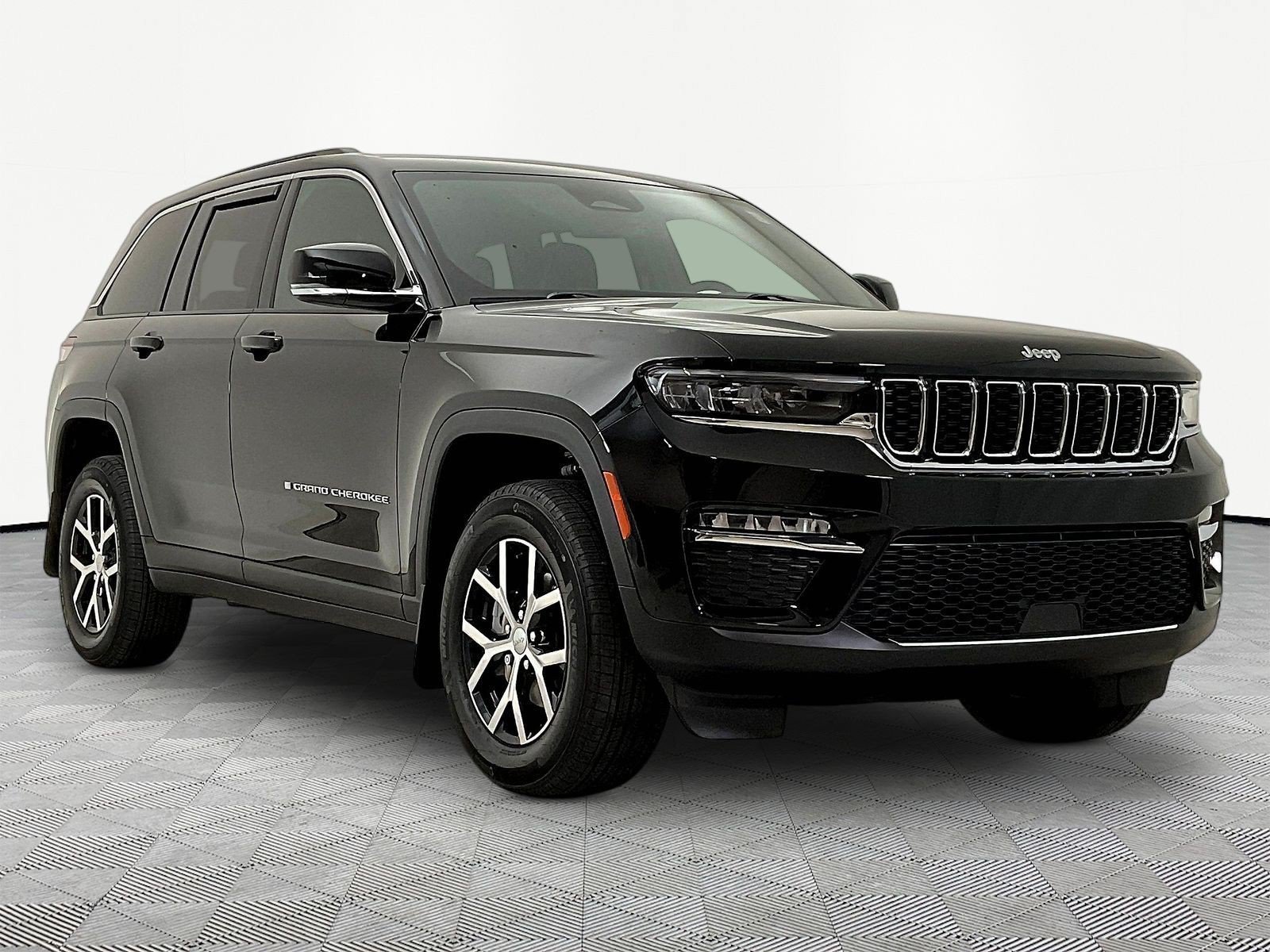 Used 2025 Jeep Grand Cherokee Limited AWD/4WD image 3