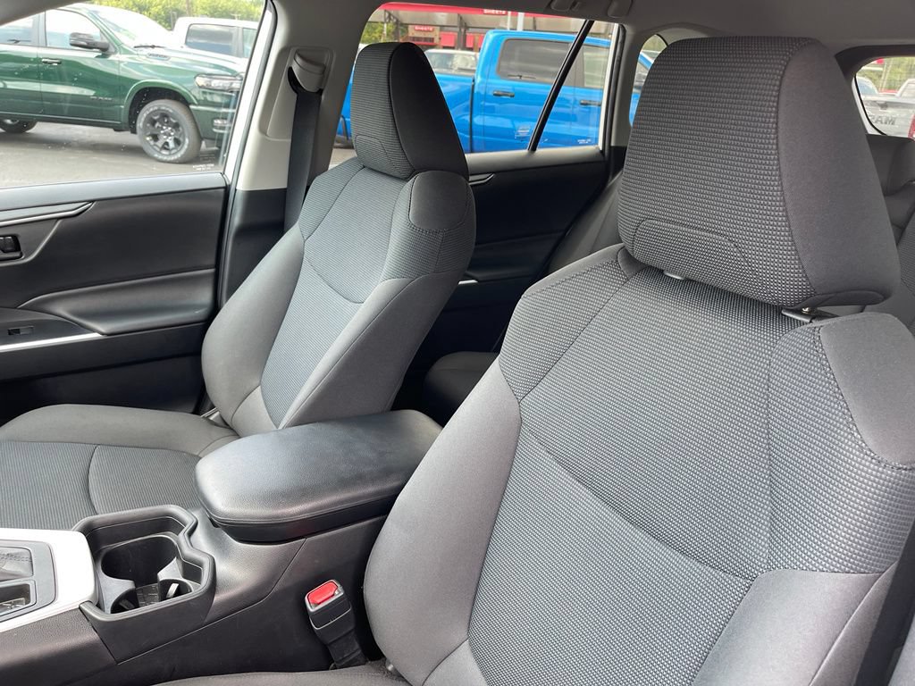 Used 2020 Toyota RAV4 LE w/ All Weather Liner Package AWD/4WD image 17