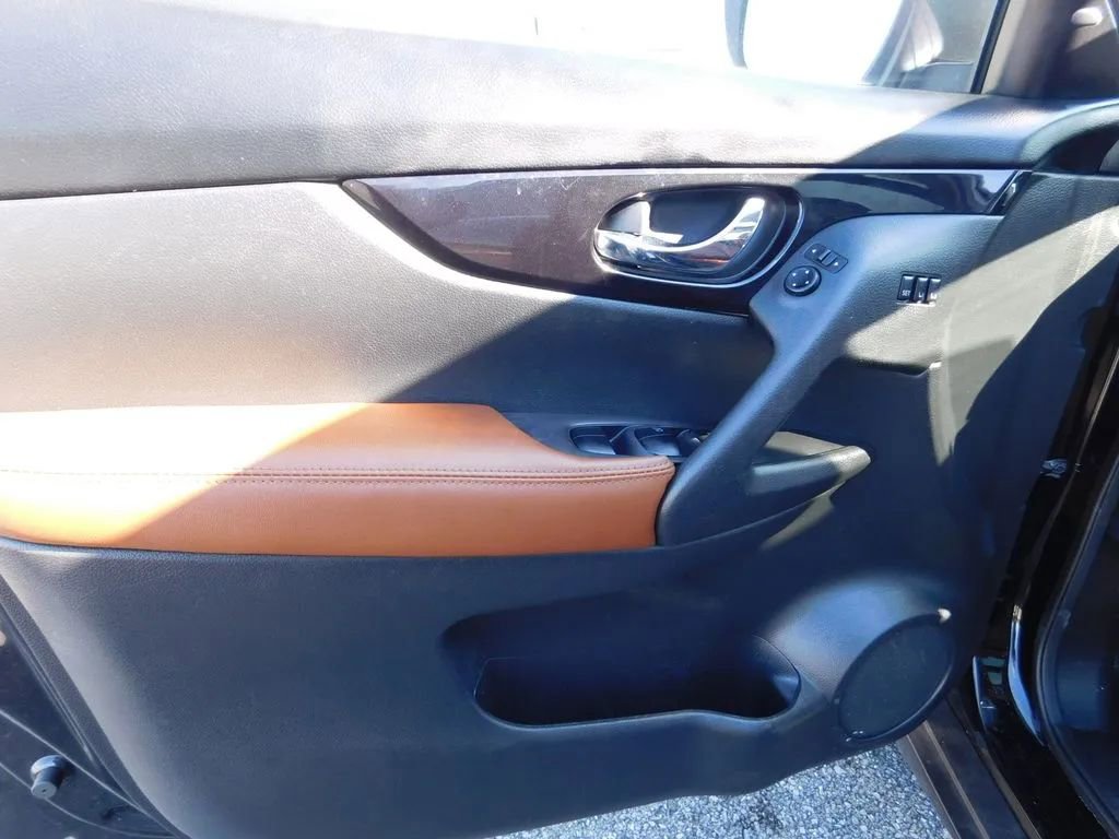 Used 2019 Nissan Rogue SL w/ Premium Package image 16