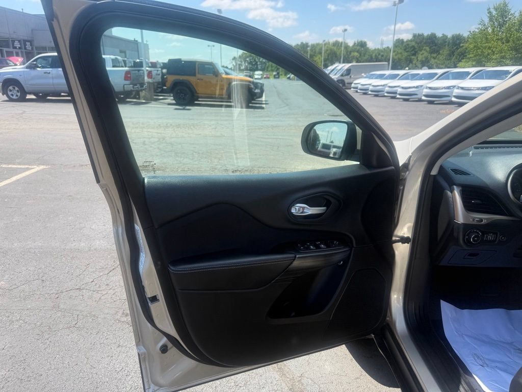 Used 2014 Jeep Cherokee Latitude w/ Comfort/Convenience Group AWD/4WD image 12