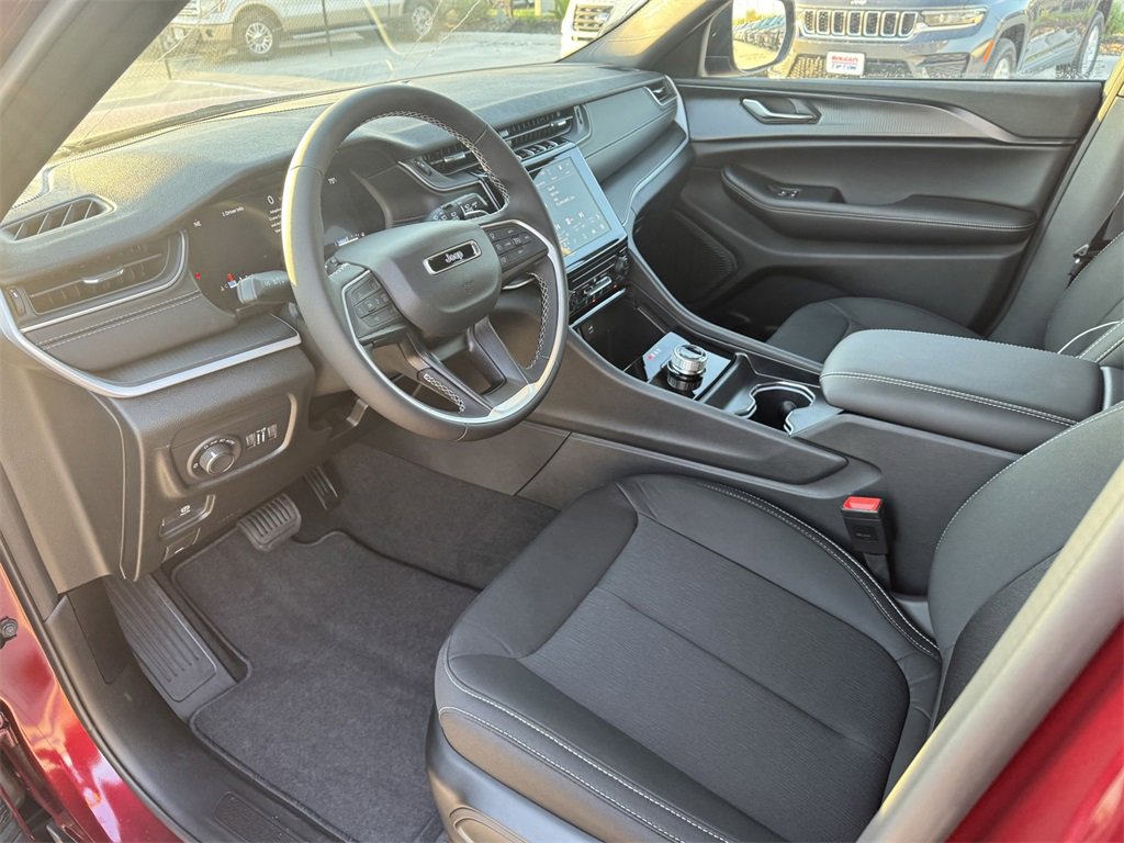 New 2025 Jeep Grand Cherokee Laredo image 10