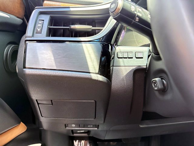 Used 2025 Lexus ES 300h w/ Premium Package FWD image 32