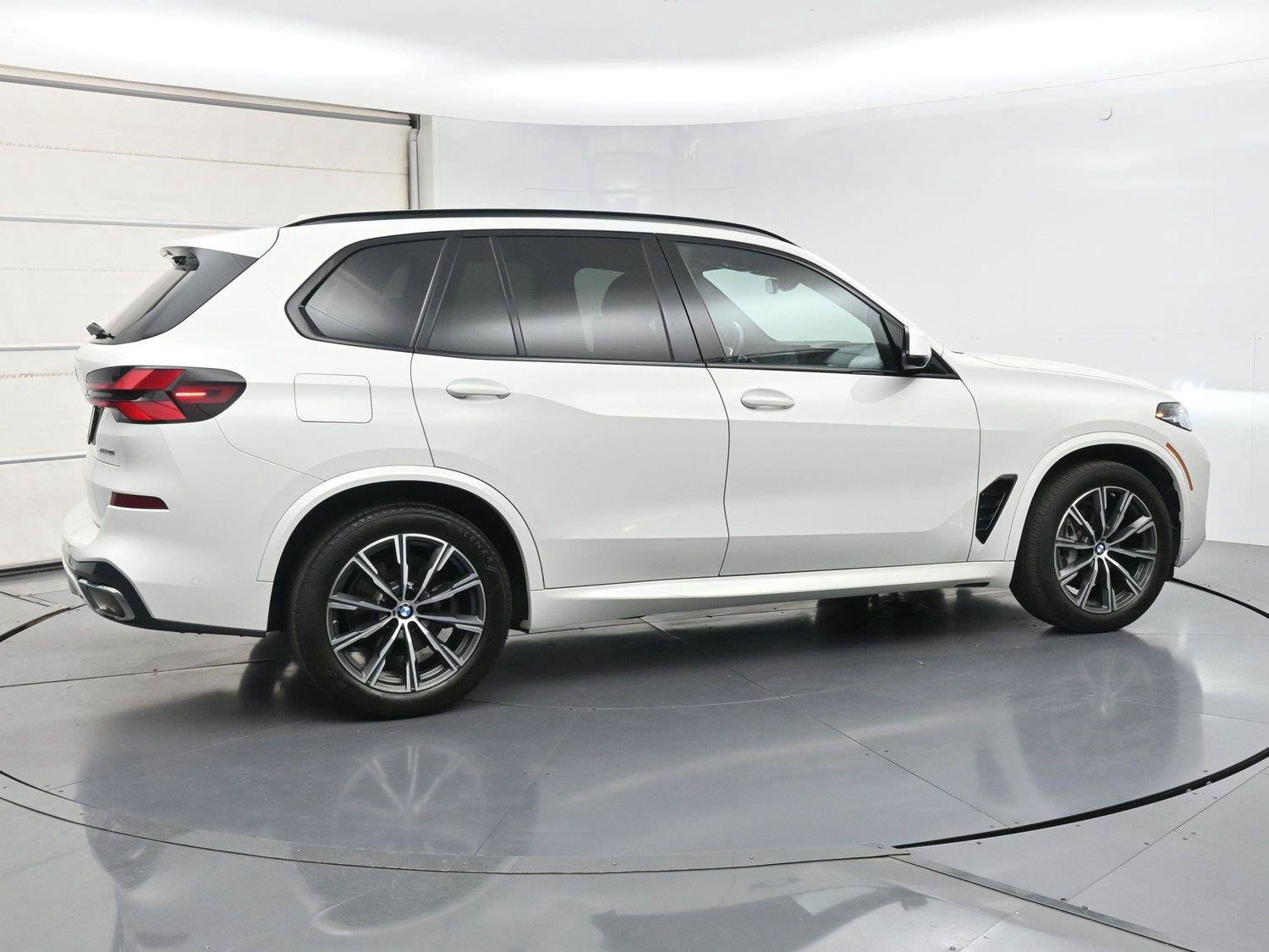 Used 2024 BMW X5 xDrive40i w/ M Sport Package AWD/4WD image 36