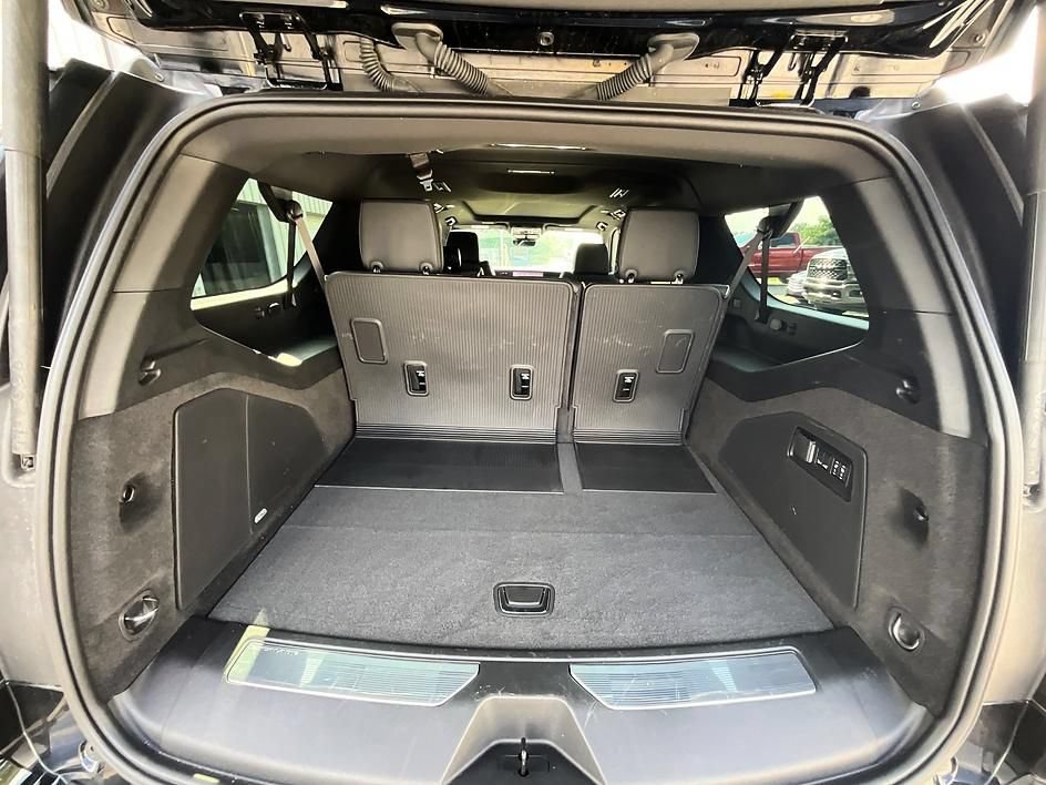 Used 2026 Cadillac Escalade ESV Luxury w/ LPO, Floor Liner Package AWD/4WD image 9
