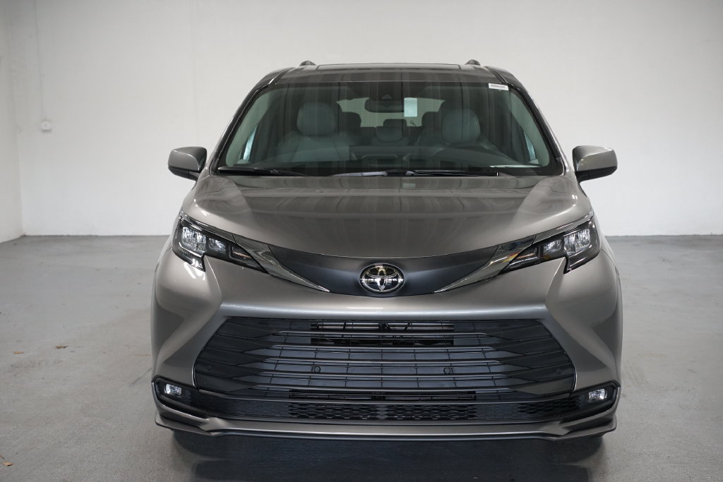 New 2026 Toyota Sienna XLE FWD image 2