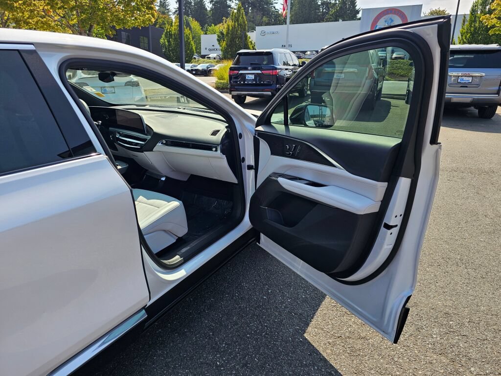 Used 2024 Cadillac Lyriq Luxury AWD/4WD image 29