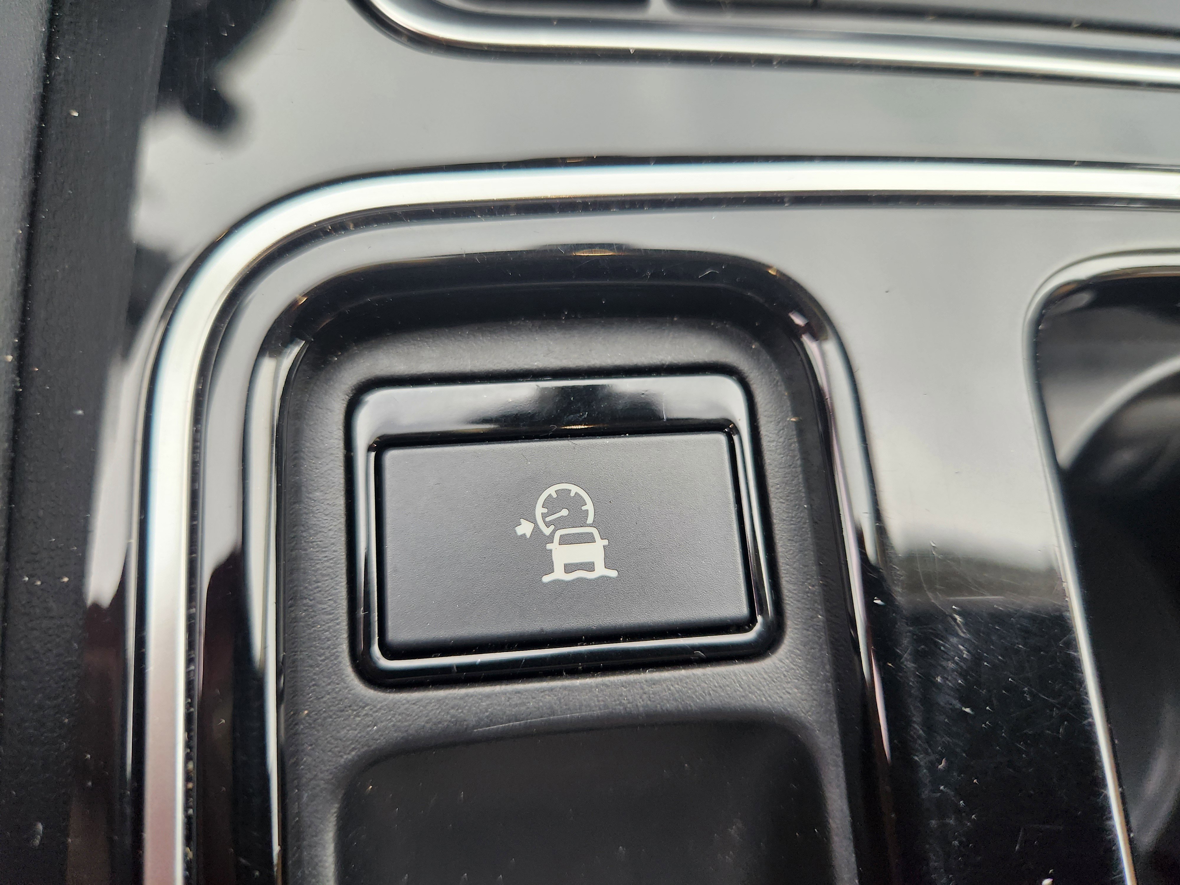 Used 2018 Jaguar F-PACE Premium image 32