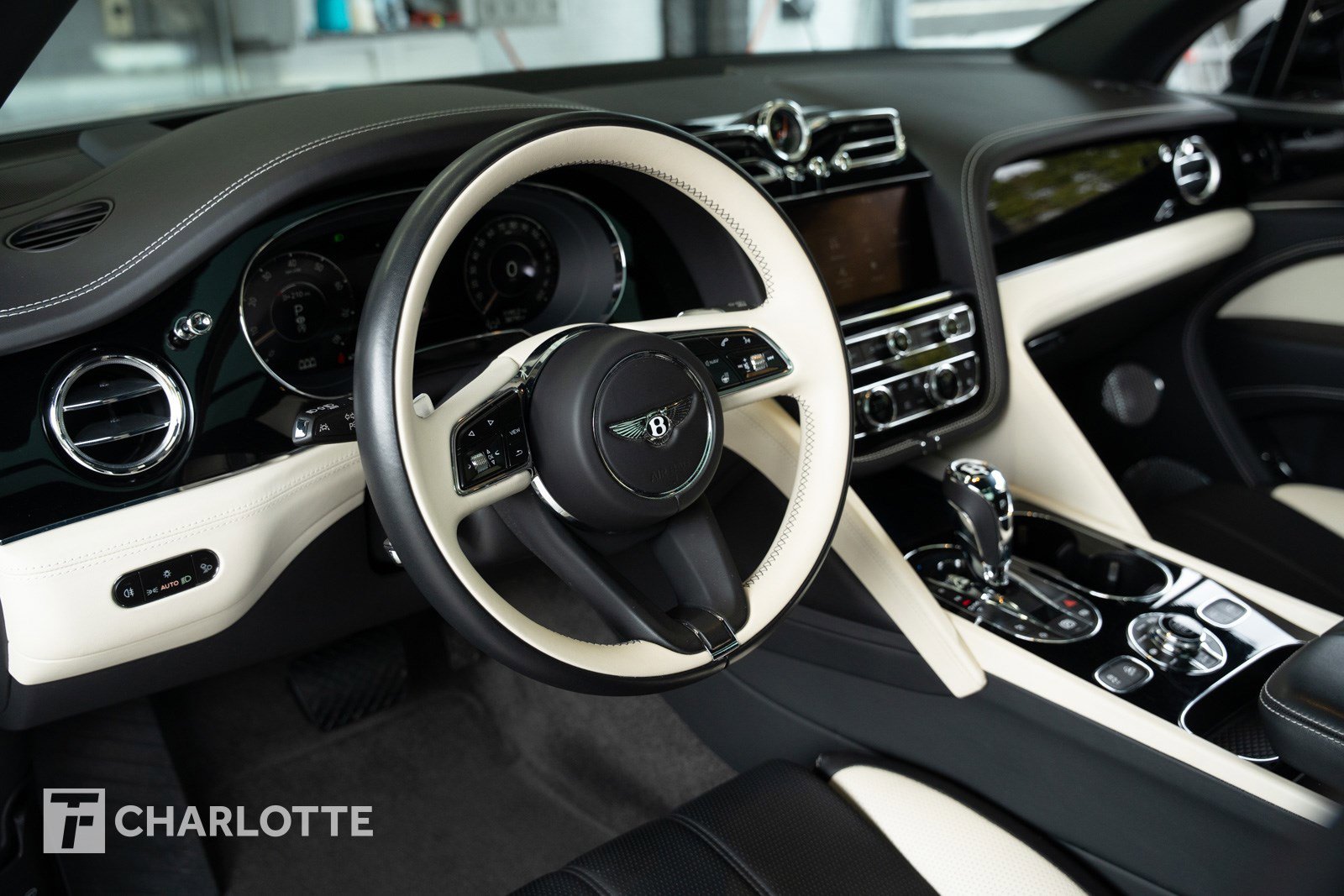 Used 2024 Bentley Bentayga image 21