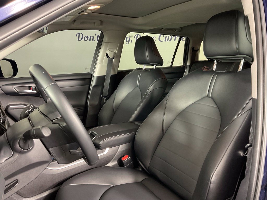 Used 2025 Toyota Highlander XLE FWD image 14