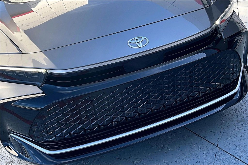 Used 2023 Toyota Crown Limited image 30