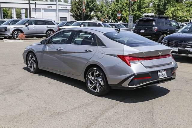 Certified 2025 Hyundai Elantra SEL FWD image 2