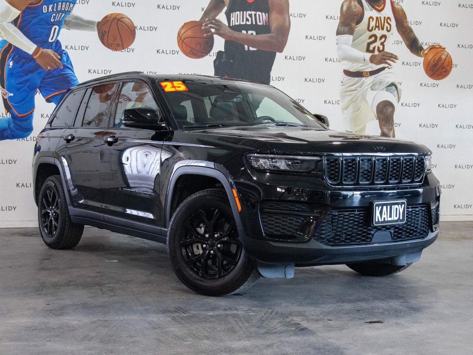 Used 2025 Jeep Grand Cherokee Altitude AWD/4WD image 2