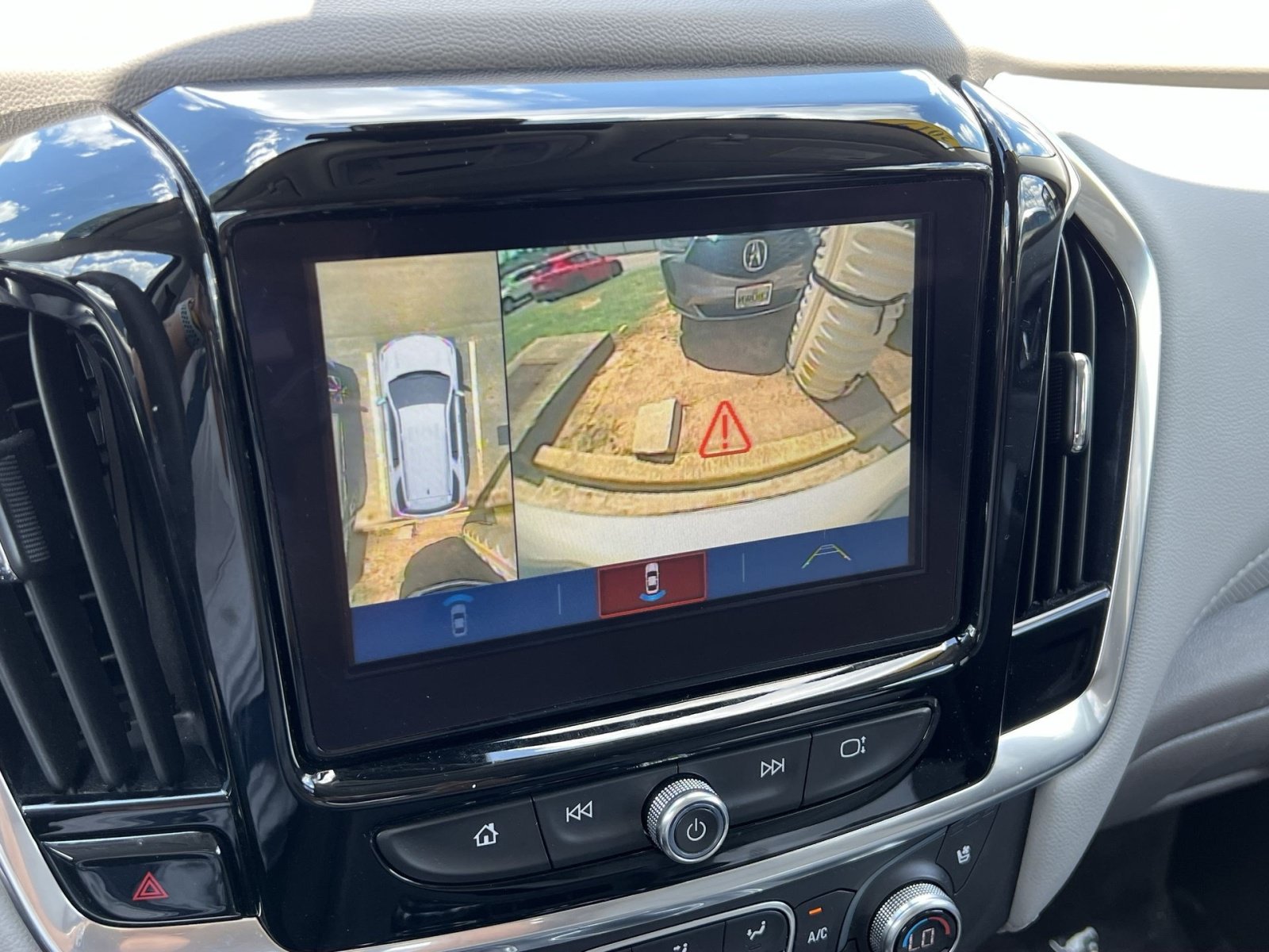Used 2019 Chevrolet Traverse Premier w/ Driver Confidence II Package FWD image 16