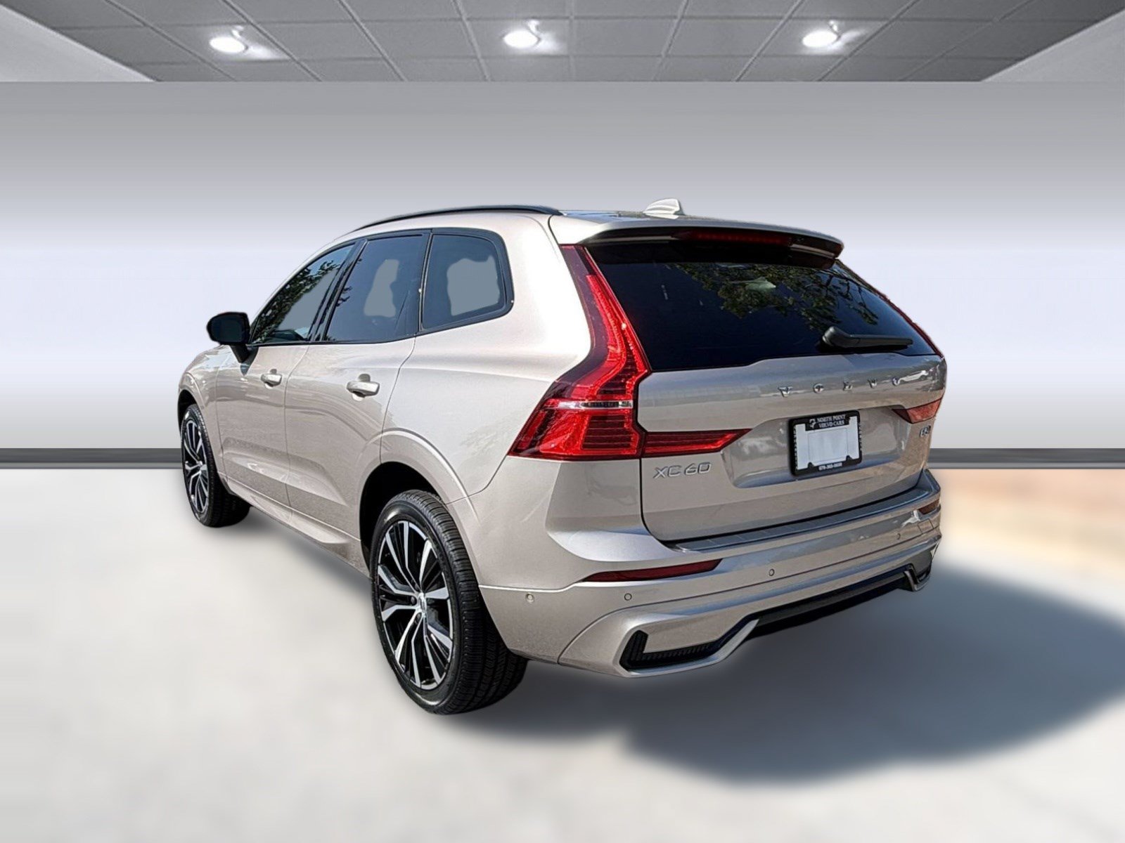 Used 2024 Volvo XC60 B5 Plus AWD/4WD image 3