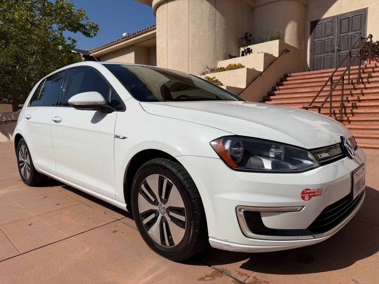 Used 2016 Volkswagen e-Golf SE w/ DC Fast Charging Package FWD image 1