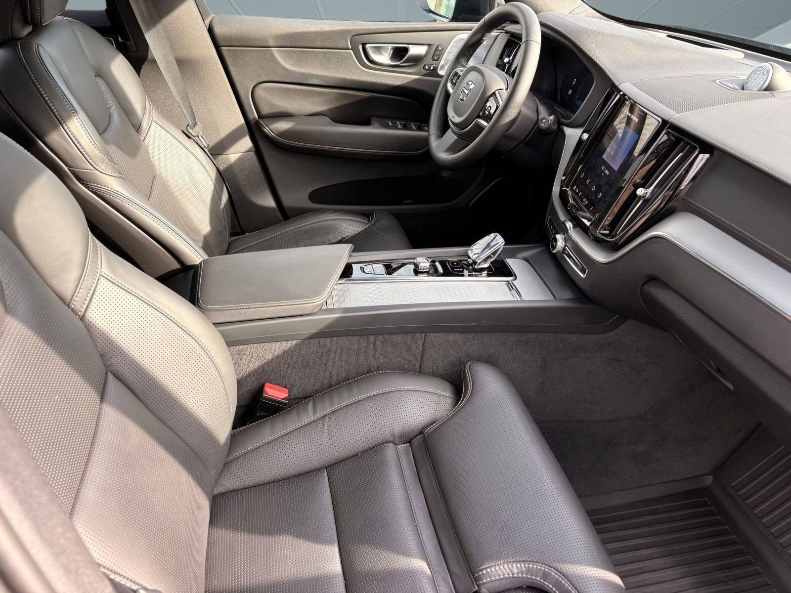 Certified 2024 Volvo XC60 T8 Ultimate w/ Protection Package Premier image 27