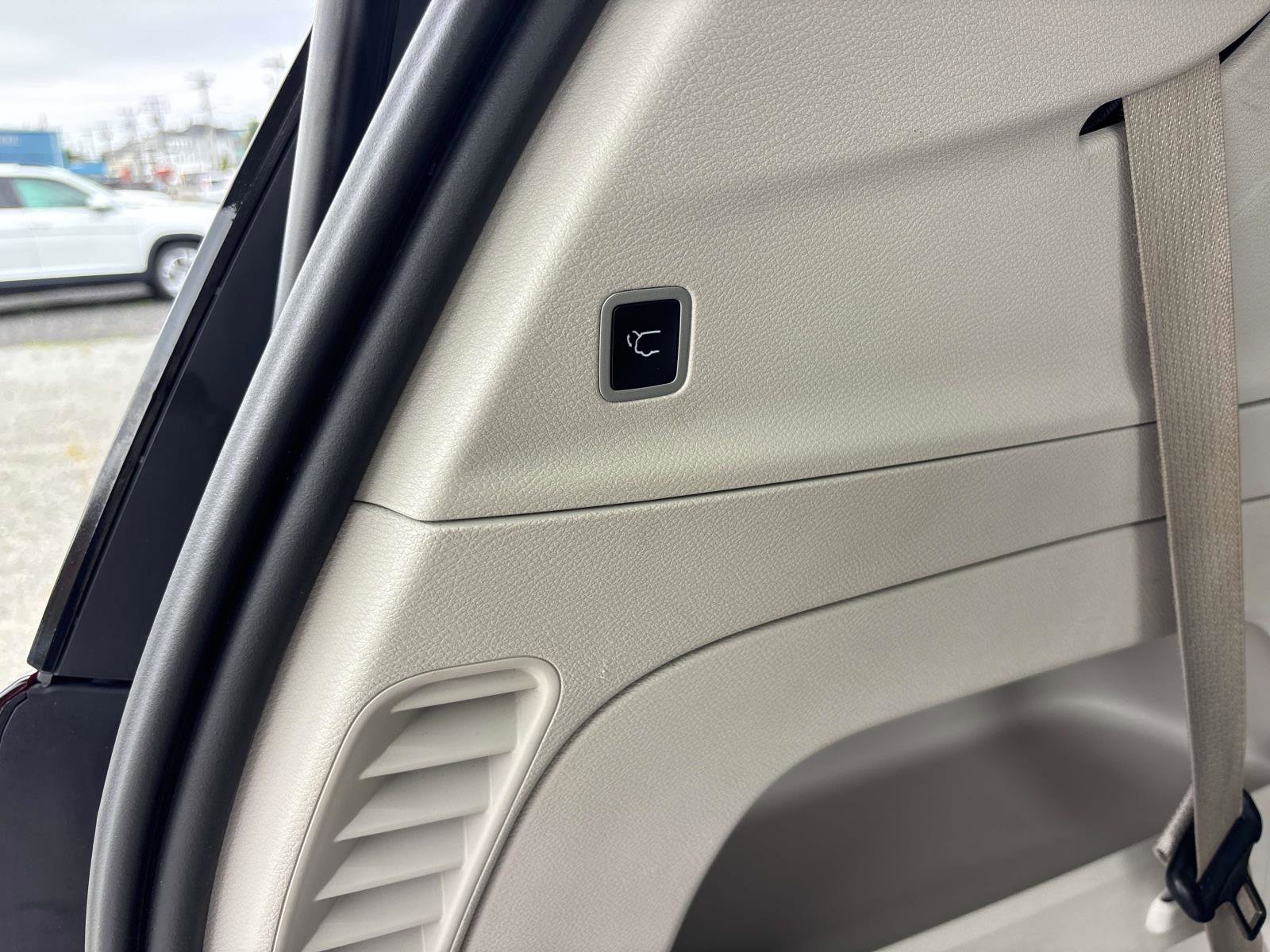 Used 2023 Chrysler Pacifica Limited image 18