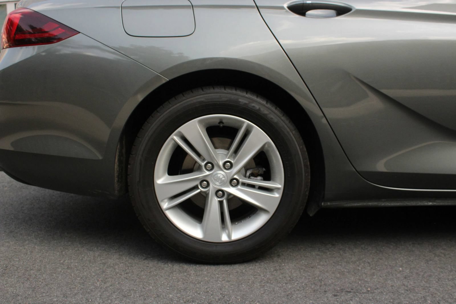 Used 2018 Buick Regal Preferred w/ Sights and Sounds Package FWD image 5