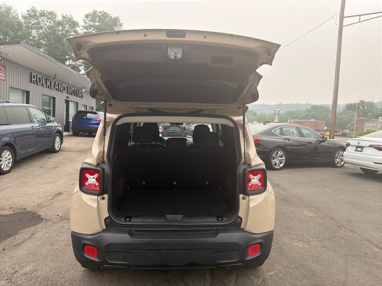 Used 2016 Jeep Renegade Latitude FWD image 10