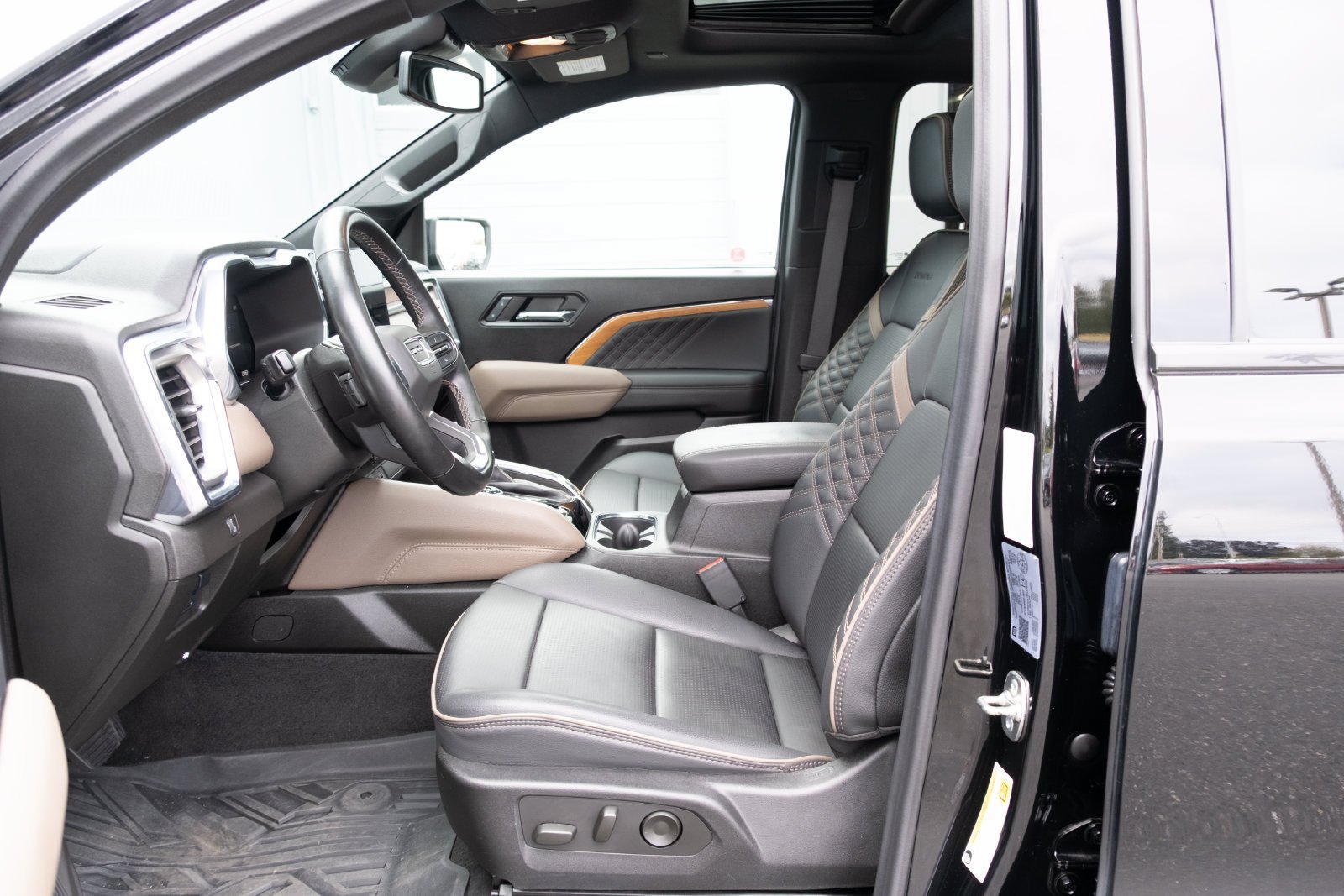 Used 2024 GMC Canyon Denali w/ LPO, Denali Black Edition AWD/4WD image 12