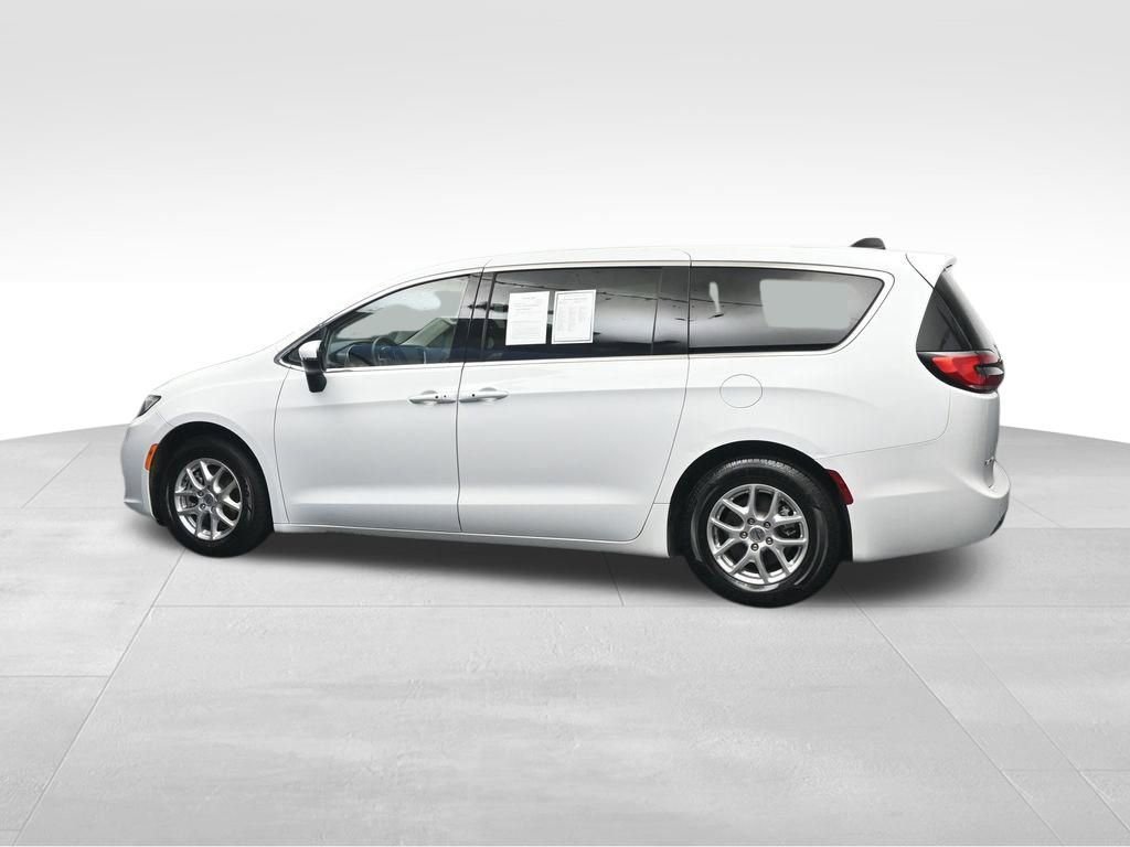 Used 2023 Chrysler Pacifica Touring-L image 3