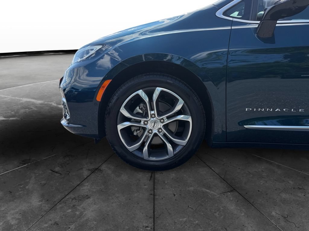 Used 2025 Chrysler Pacifica Pinnacle w/ Trailer Tow Group FWD image 14