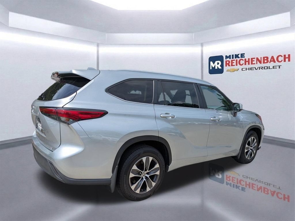 Used 2023 Toyota Highlander XLE FWD image 4