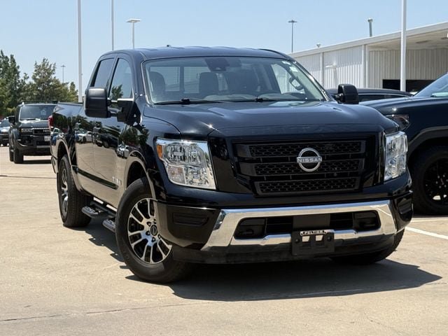 Used 2024 Nissan Titan SV w/ SV Convenience Package RWD image 2