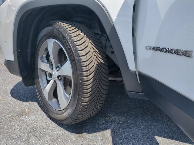 Used 2021 Jeep Cherokee Limited w/ Elite Package AWD/4WD image 40