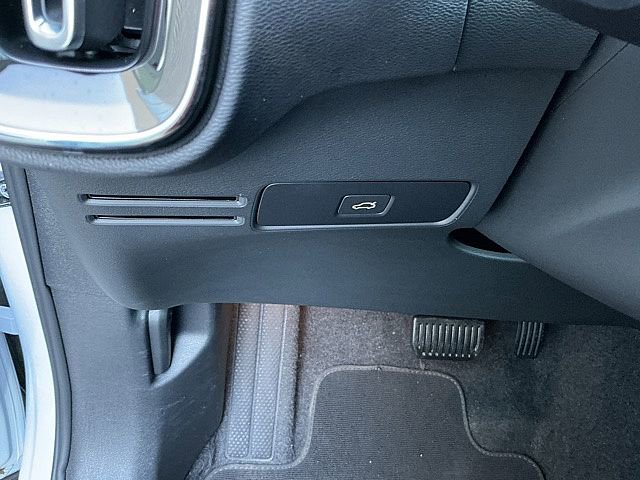 Certified 2025 Volvo XC40 B5 Plus image 22