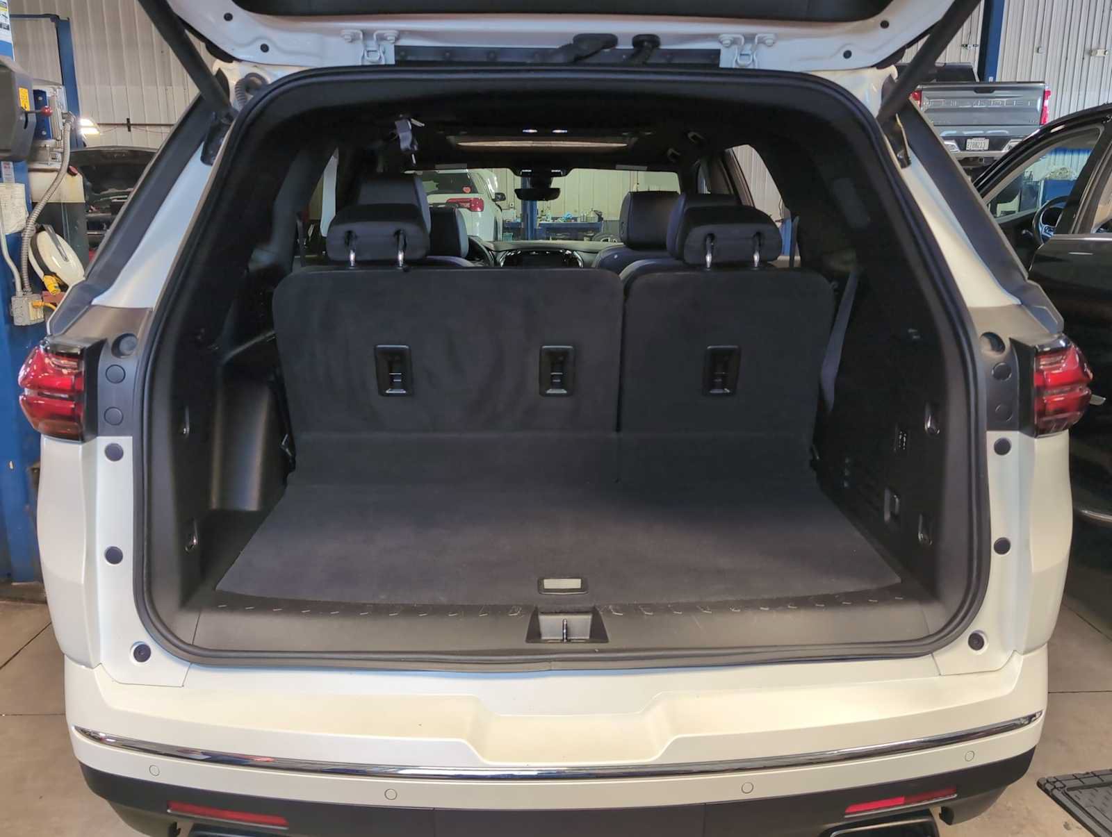 Used 2023 Chevrolet Traverse High Country FWD image 27