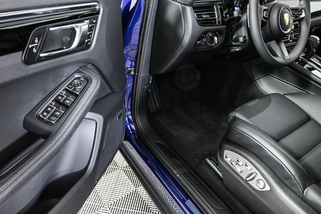 Used 2025 Porsche Macan image 7