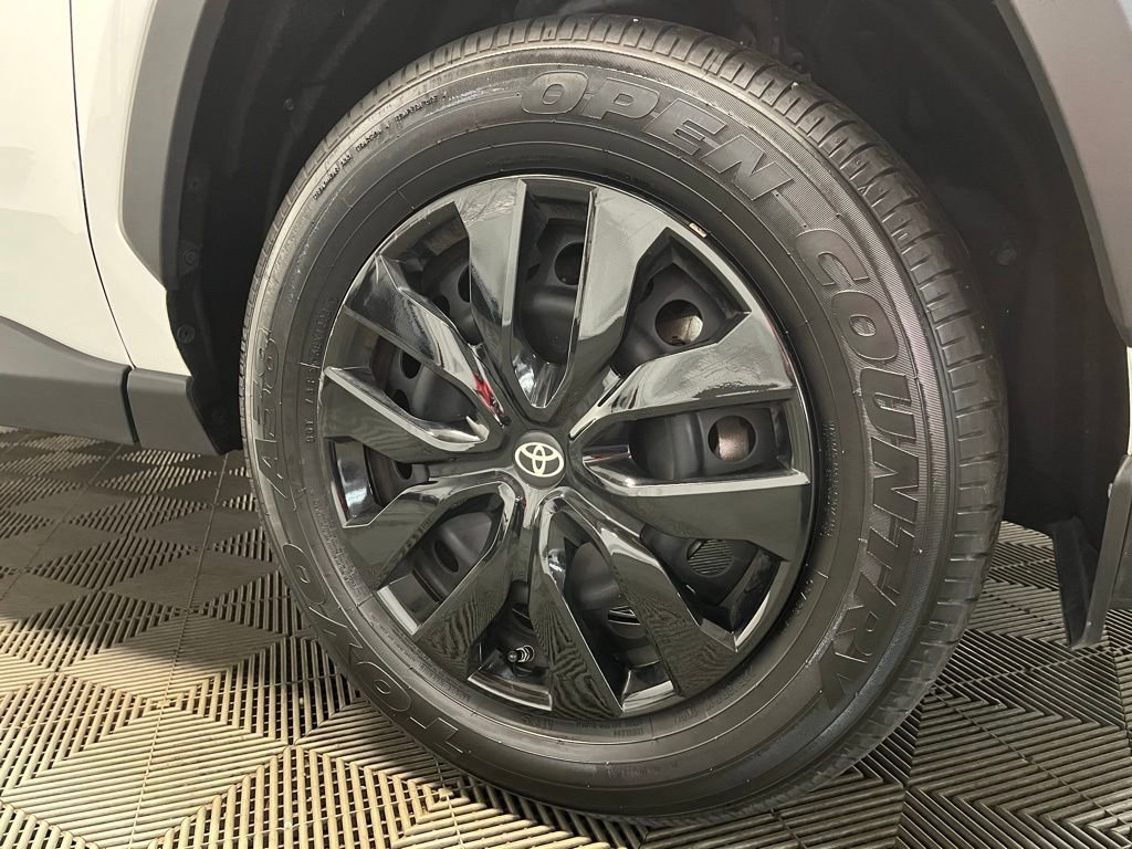 Used 2023 Toyota RAV4 LE AWD/4WD image 3