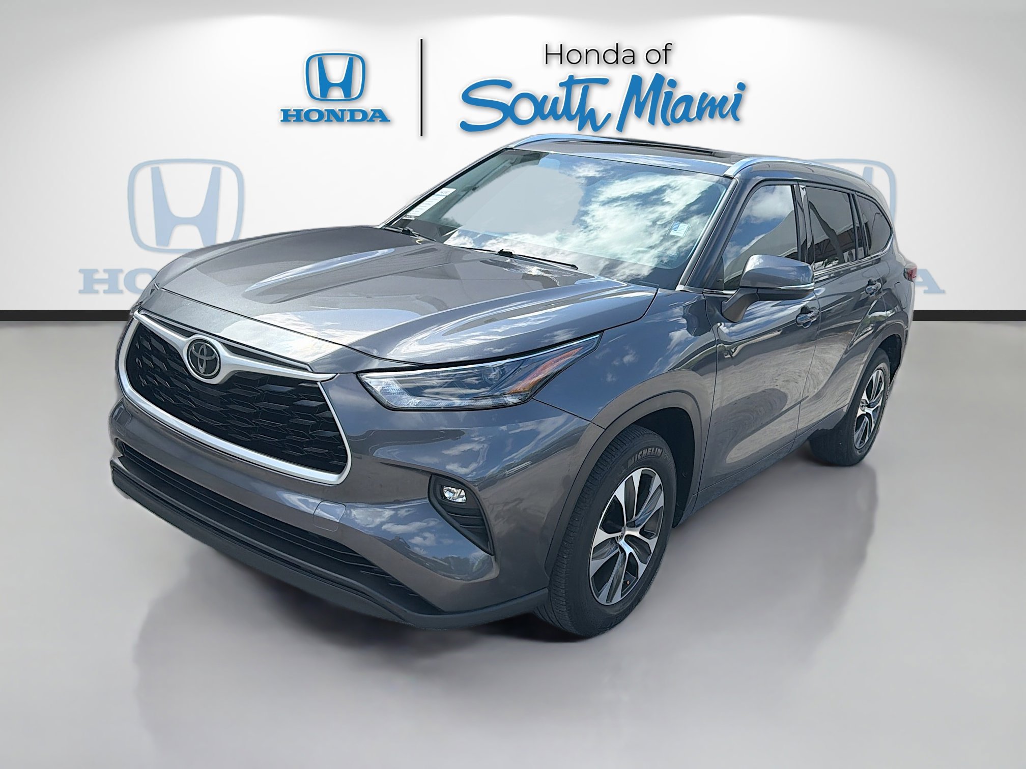 Used 2021 Toyota Highlander XLE FWD image 3