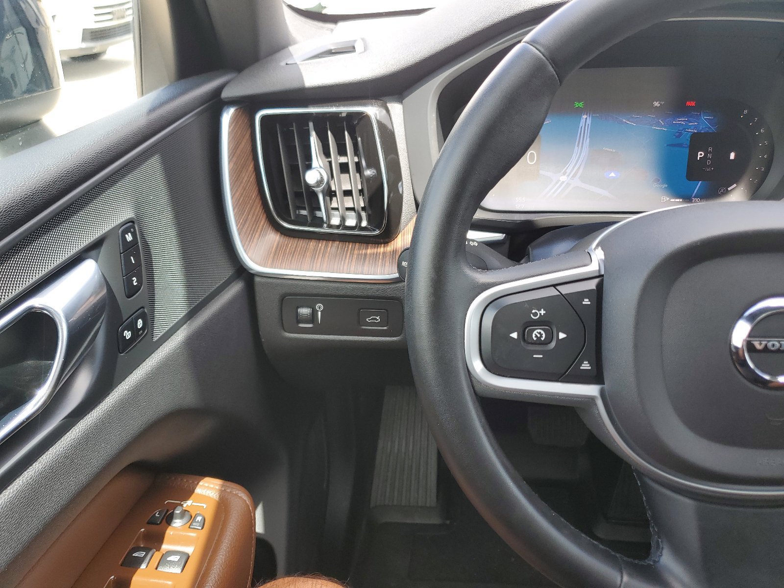 Used 2022 Volvo XC60 B5 Momentum w/ Protection Package Premier FWD image 19