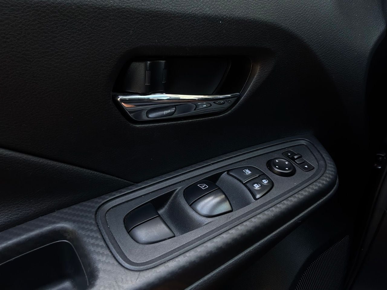 Used 2025 Nissan Versa SV FWD image 21