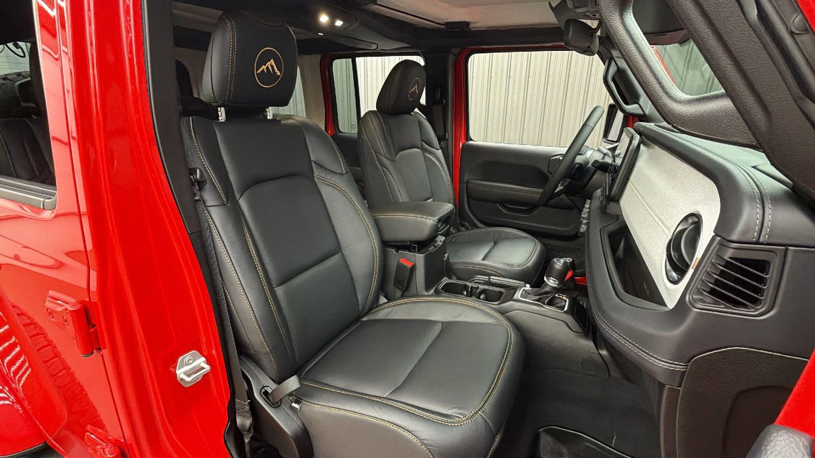 Used 2025 Jeep Wrangler Unlimited Sahara AWD/4WD image 40