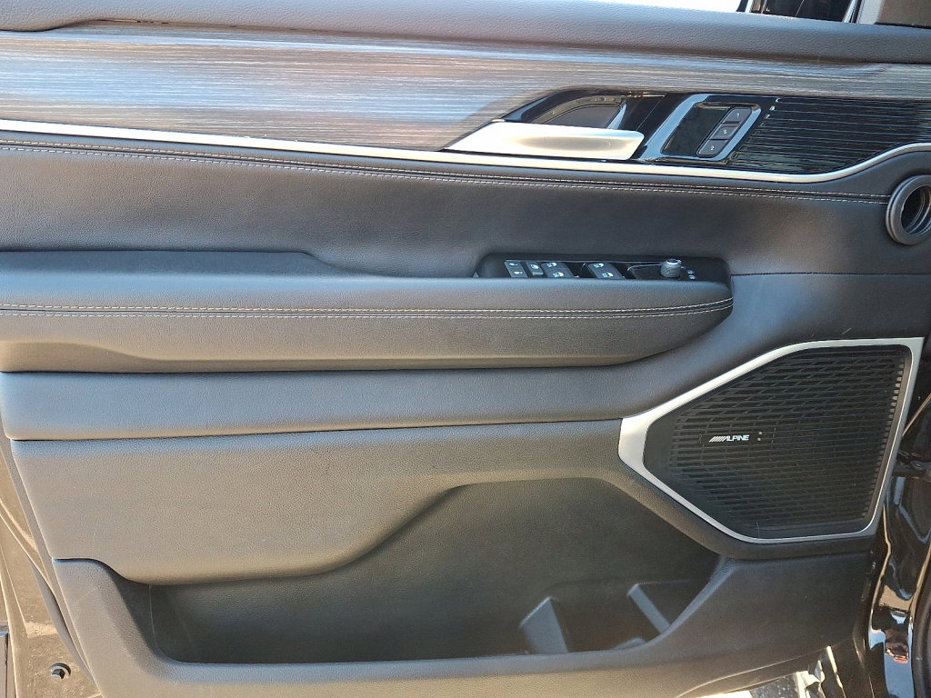 Certified 2024 Jeep Wagoneer L Series II w/ Flexible Seating Group image 23