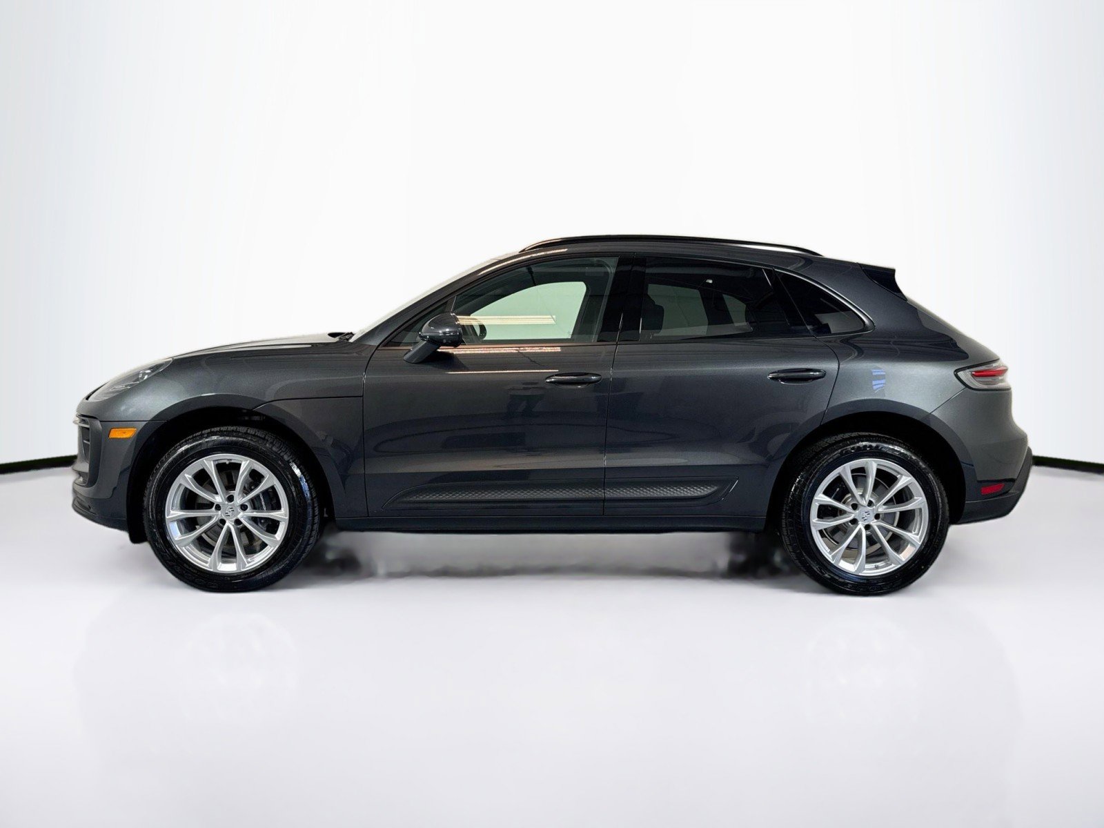 Certified 2025 Porsche Macan AWD/4WD image 2