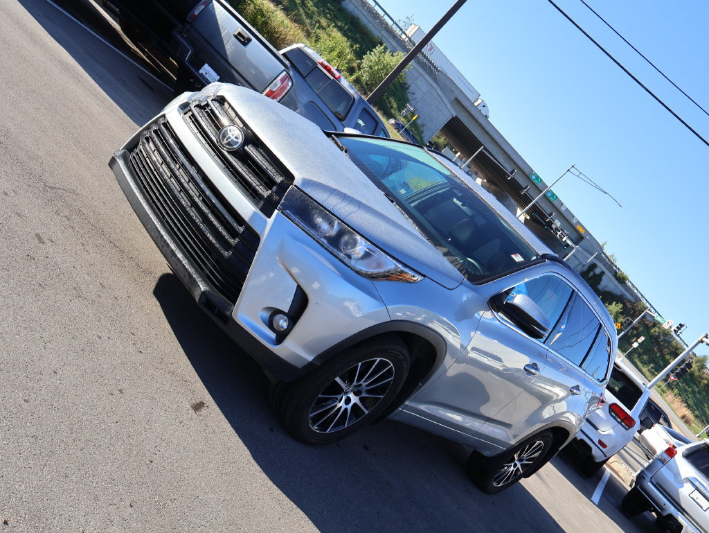 Used 2017 Toyota Highlander SE AWD/4WD image 3