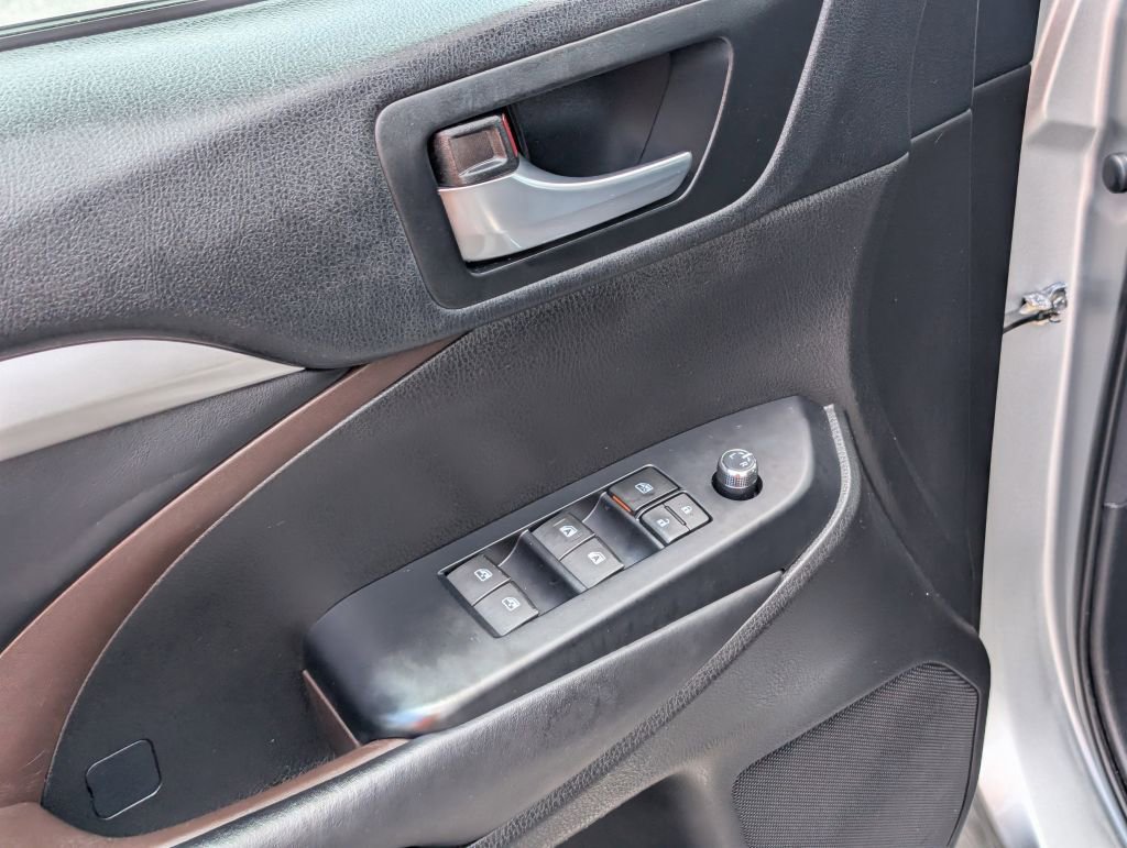 Used 2018 Toyota Highlander XLE image 15