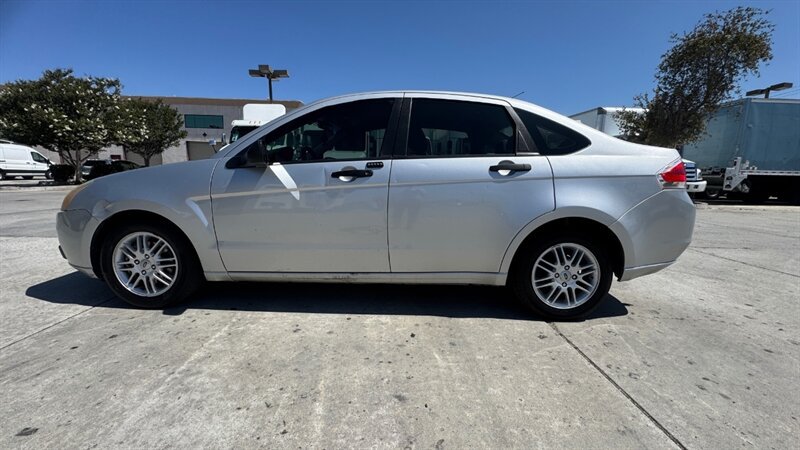 Used 2011 Ford Focus SE FWD image 2