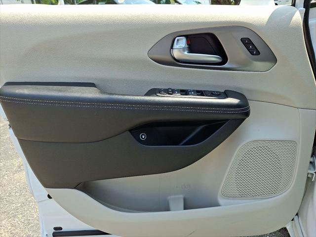 Certified 2022 Chrysler Pacifica Touring-L FWD image 13