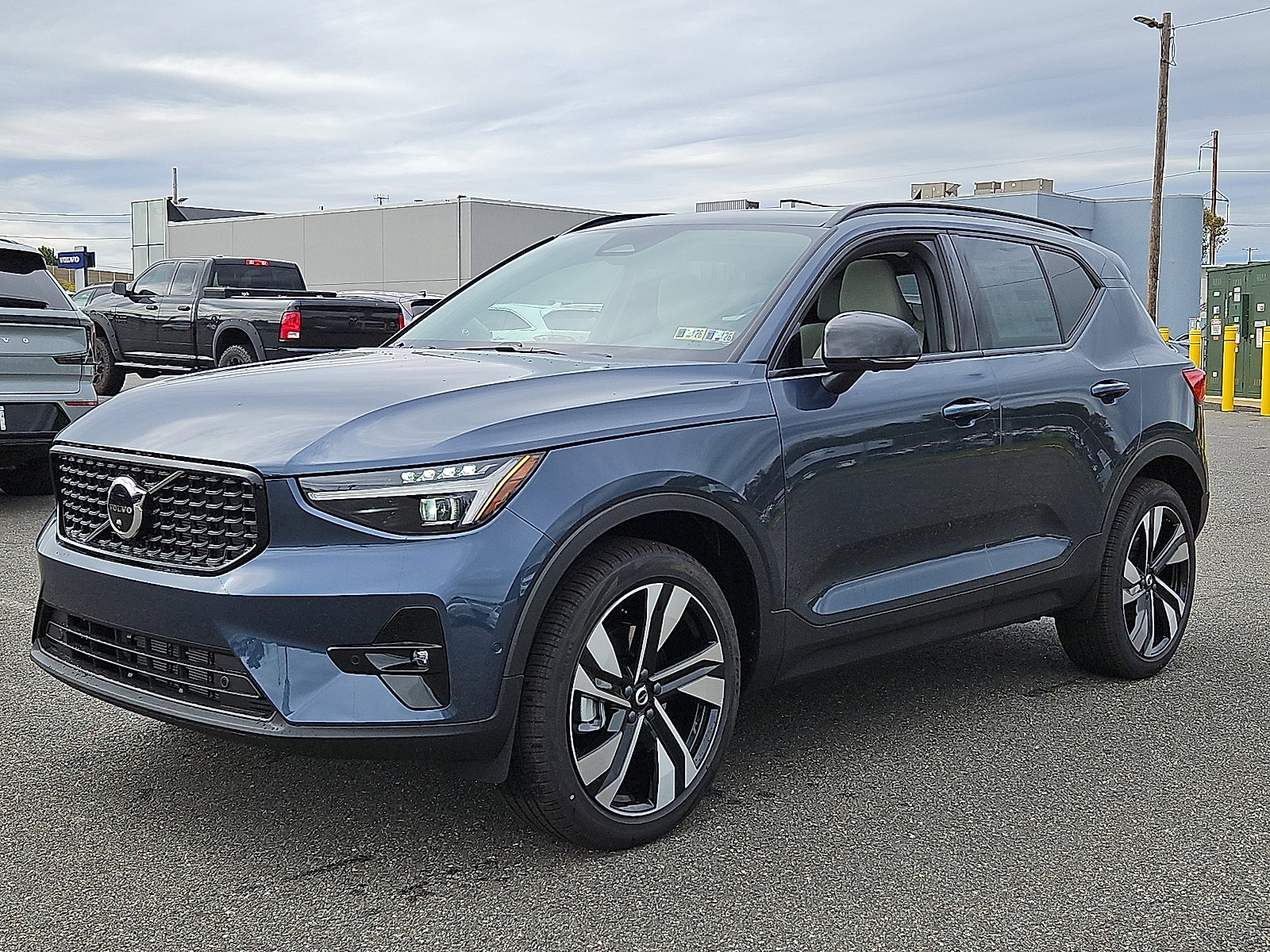New 2026 Volvo XC40 B5 Ultra w/ Protection Package Premier AWD/4WD image 3