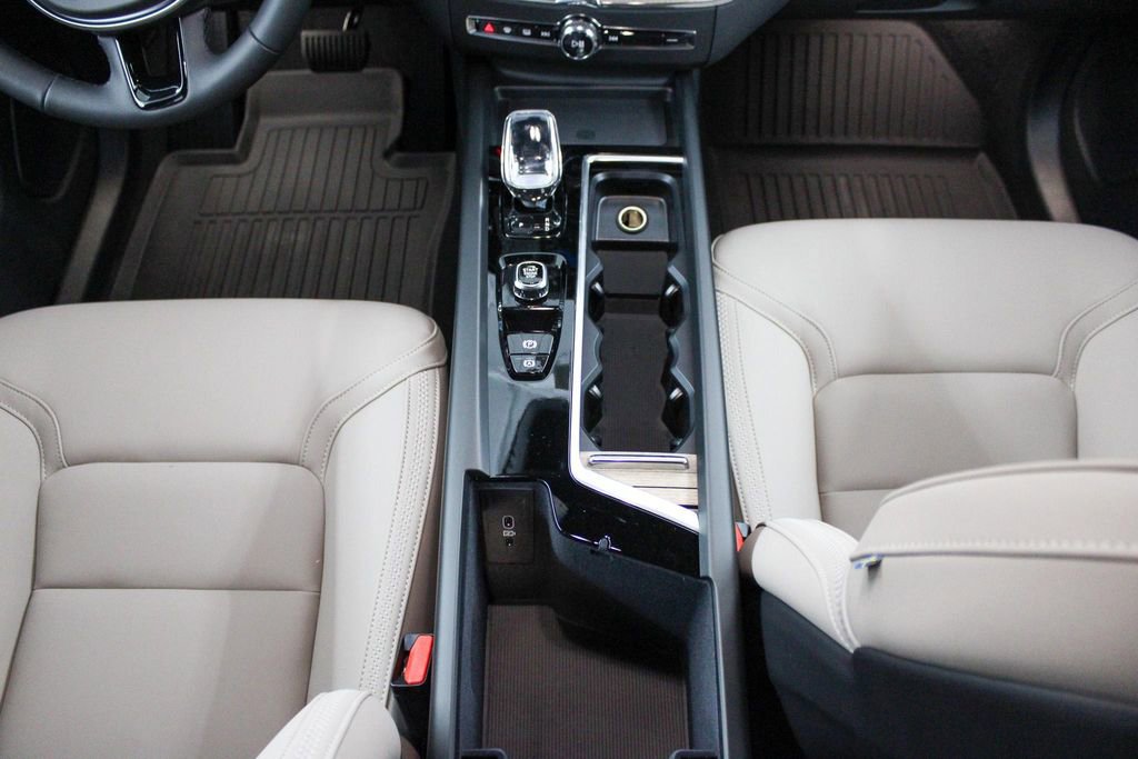 New 2026 Volvo XC60 B5 Plus w/ Protection Package Premier AWD/4WD image 54