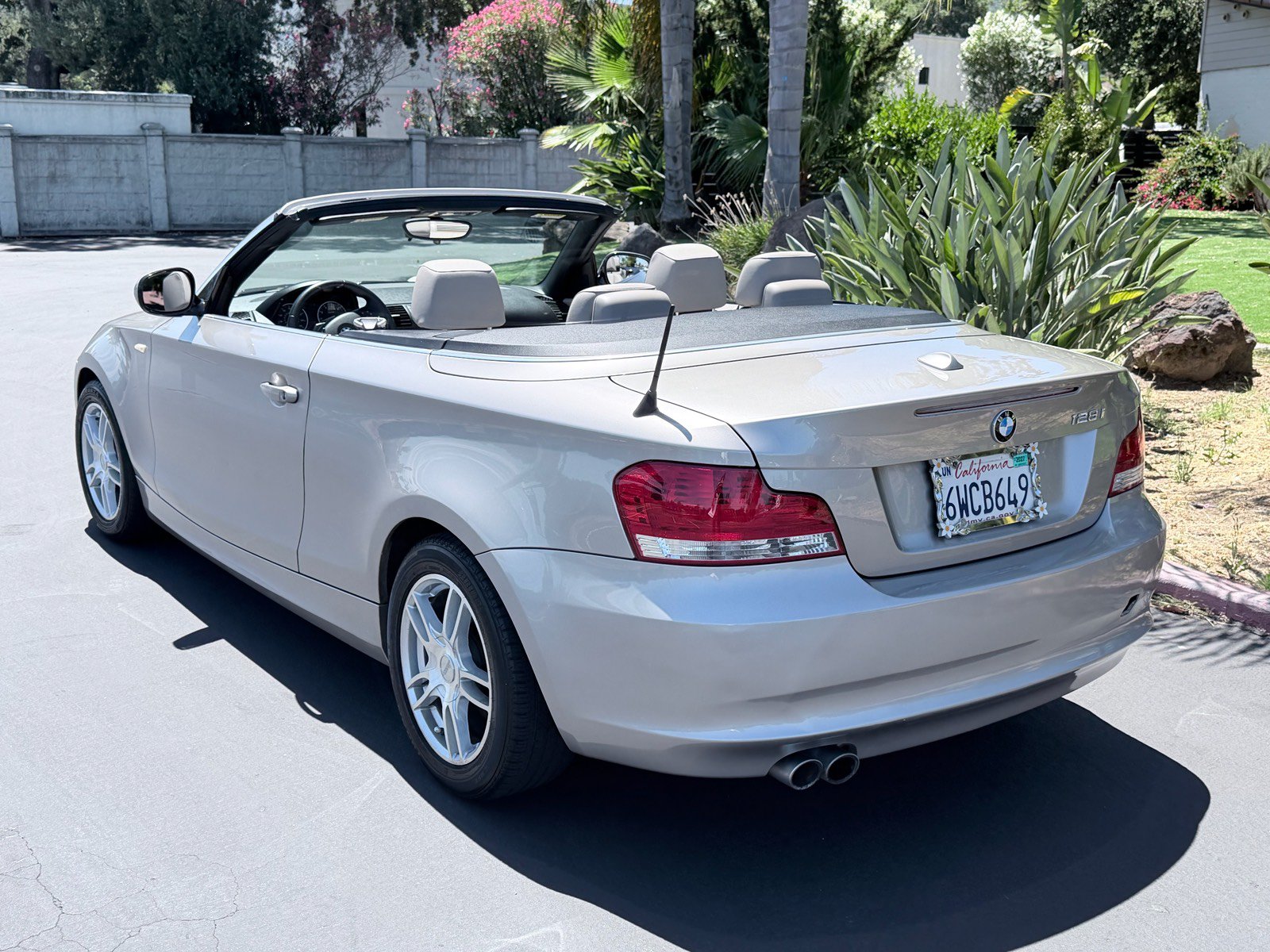 Used 2011 BMW 128i Convertible RWD image 3