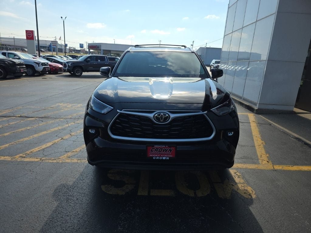 Used 2023 Toyota Highlander XLE AWD/4WD image 10
