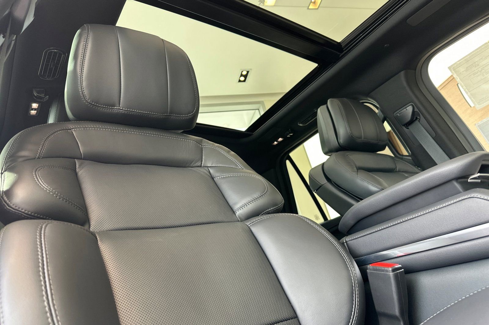 New 2026 Lincoln Navigator Reserve w/ Jet Appearance Package image 17